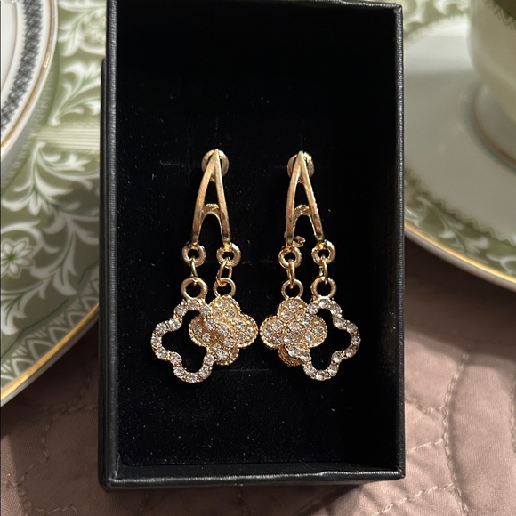 Elegant Gold and Crystal Dangle Earrings - Picture 2 of 4